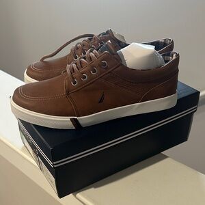 New in box Nautica Boys Tan Sneakers size 5